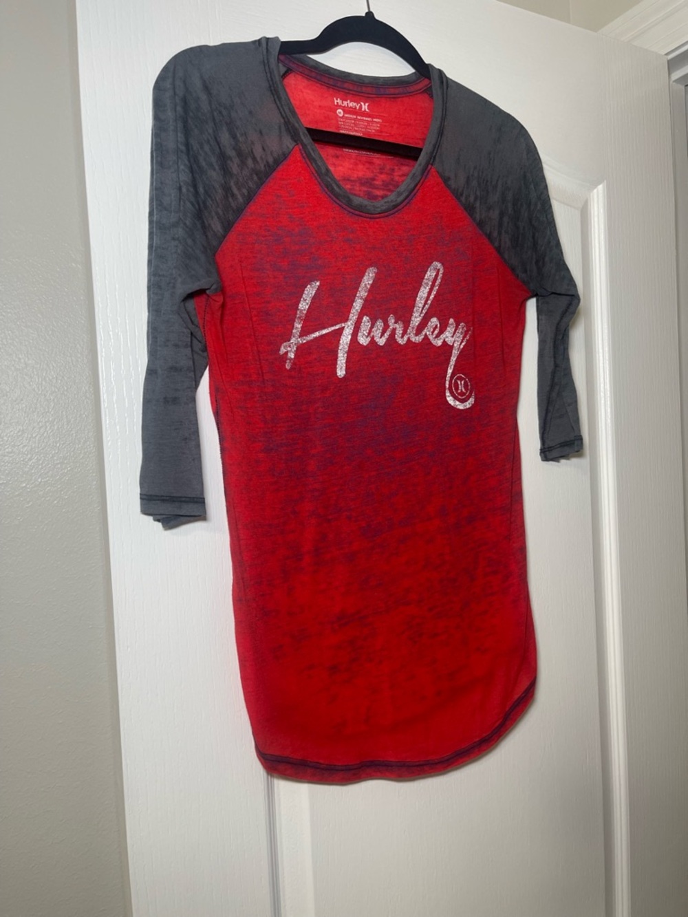 Hurley Women's 3/4 Sleeve Raglan Graphic Tee in Red & Heather Grey Size Medium - Picture 2 of 16